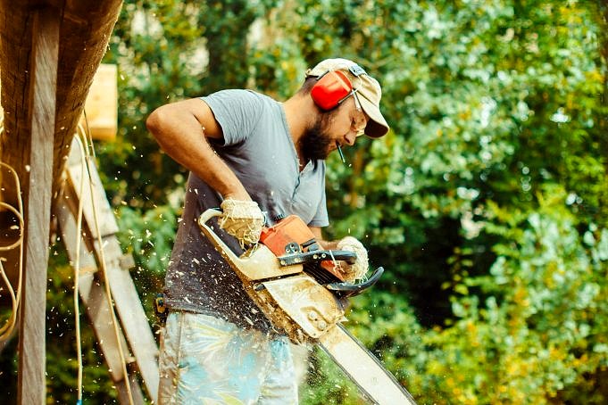 How To Cut Wood Slices With A Chainsaw Safely And Easily